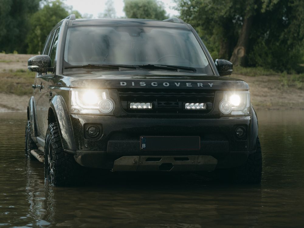 Land Rover Discovery 4 (2014-2016) system montażu w fabrycznym grillu