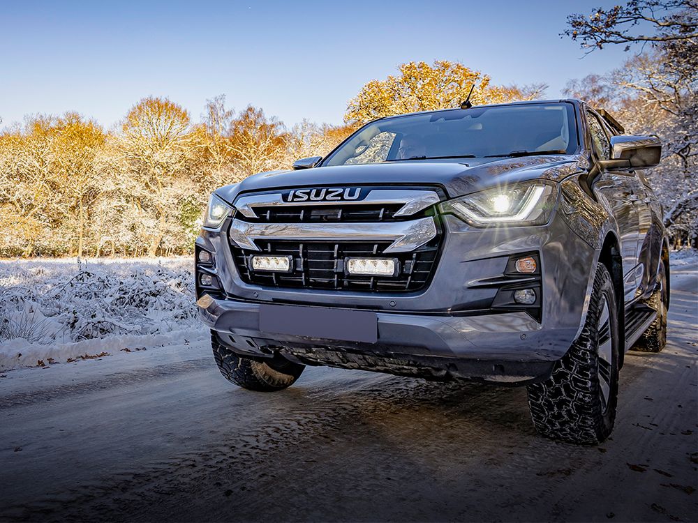 Isuzu D-Max (2021-2022) system montażu w fabrycznym grillu