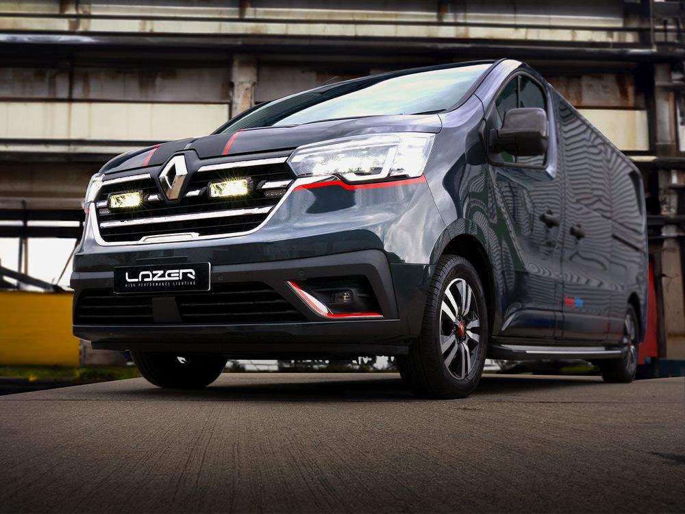 Renault Trafic (2023+) system montażu w fabrycznym grillu