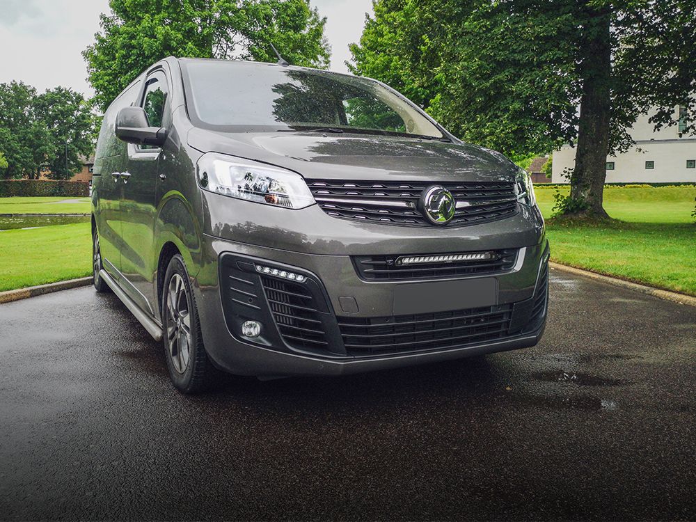 Vauxhall/Opel Vivaro (2019+) - system montażu w fabrycznym grillu