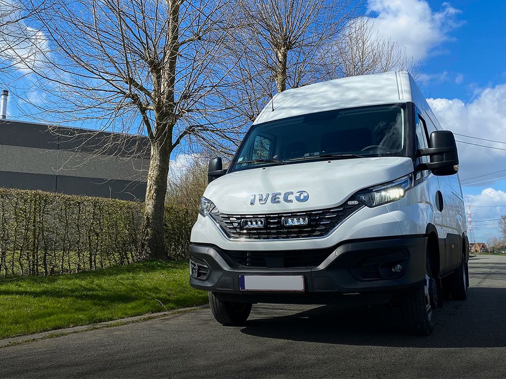 Iveco Daily (2019-2021) - system montażu w fabrycznym grillu