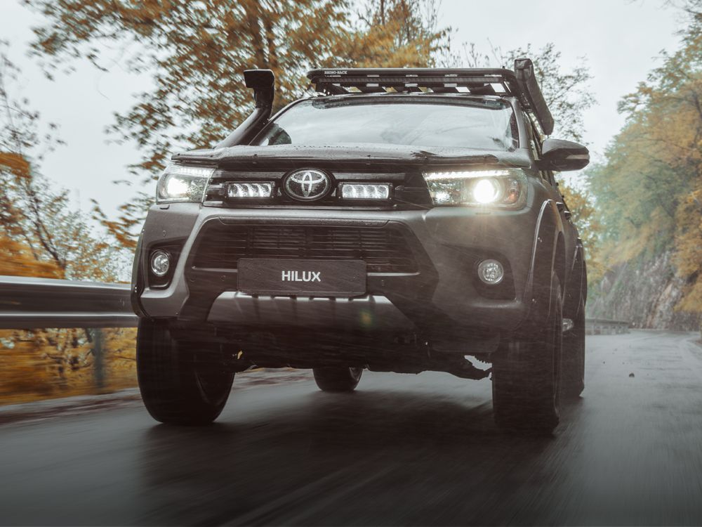 Toyota Hilux (2017-2020) system montażu w fabrycznym grillu