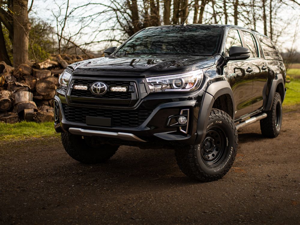 Toyota Hilux Invincible-X (2017-2020) system montażu w fabrycznym grillu