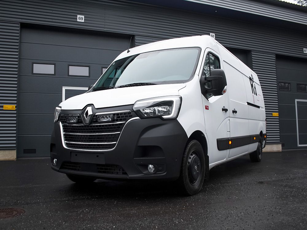 Renault Master (2020-2023) system montażu w fabrycznym grillu