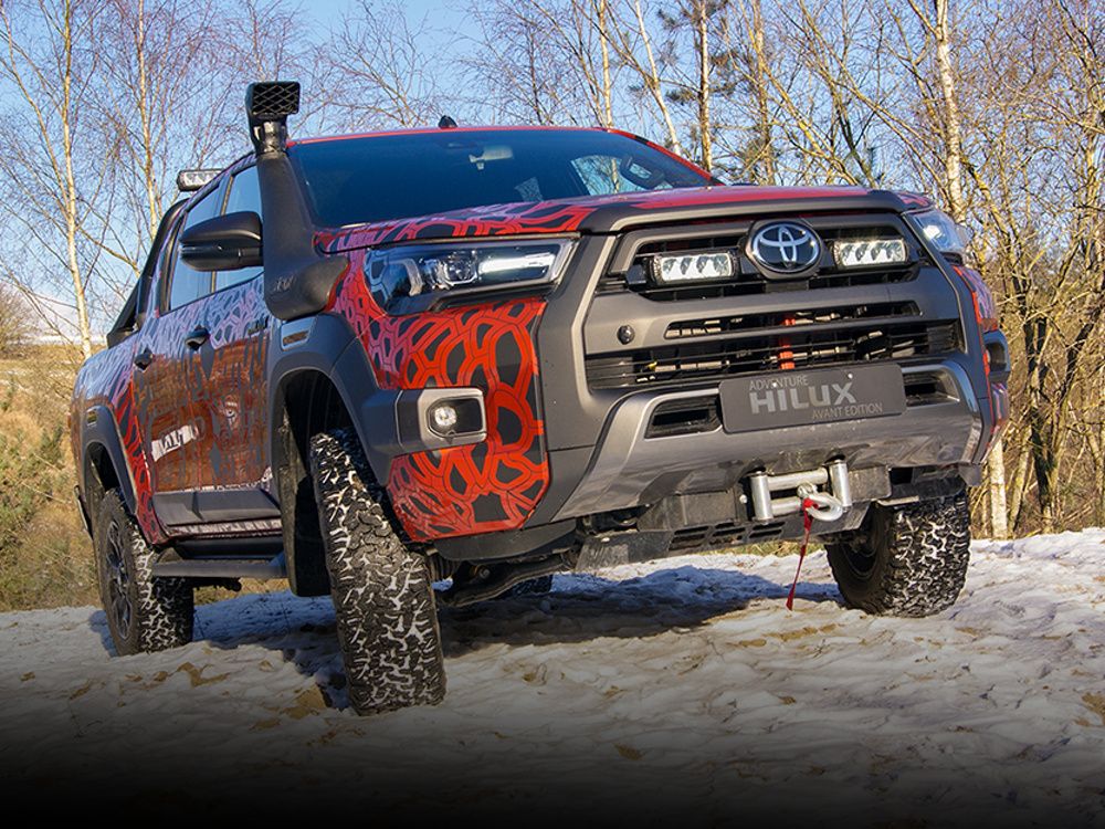 Toyota Hilux Invincible-X (2021+) system montażu w fabrycznym grillu