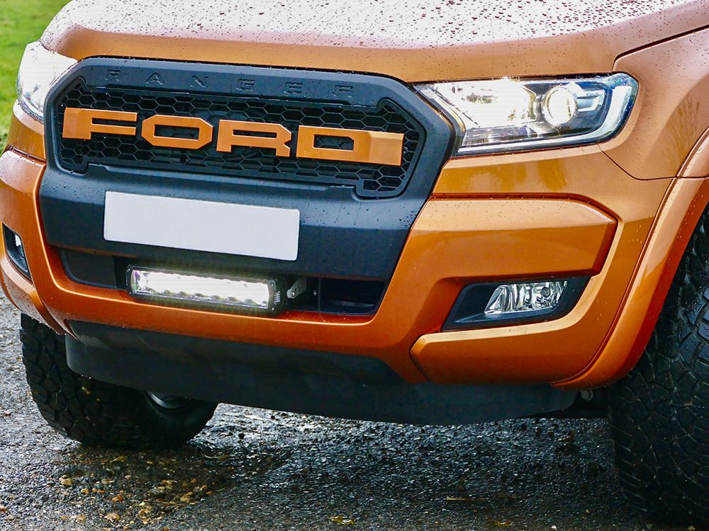 Fotografie zobrazující lampu instalovanou v typickém prostředí, demonstrující její umístění, úhel a světelný efekt v reálném použití.