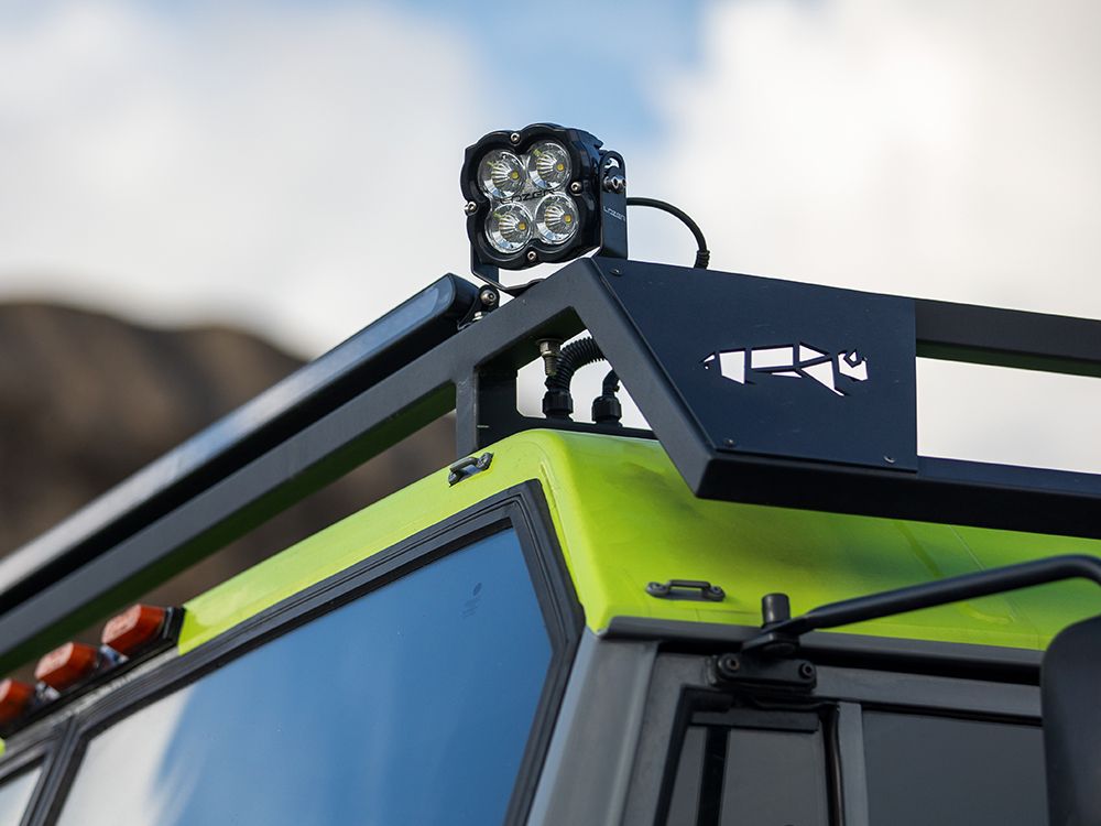 Fotografie zobrazující lampu instalovanou v typickém prostředí, demonstrující její umístění, úhel a světelný efekt v reálném použití.