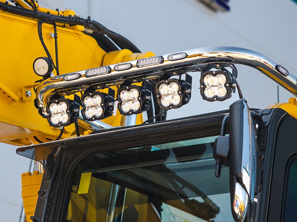 Fotografie zobrazující lampu instalovanou v typickém prostředí, demonstrující její umístění, úhel a světelný efekt v reálném použití.